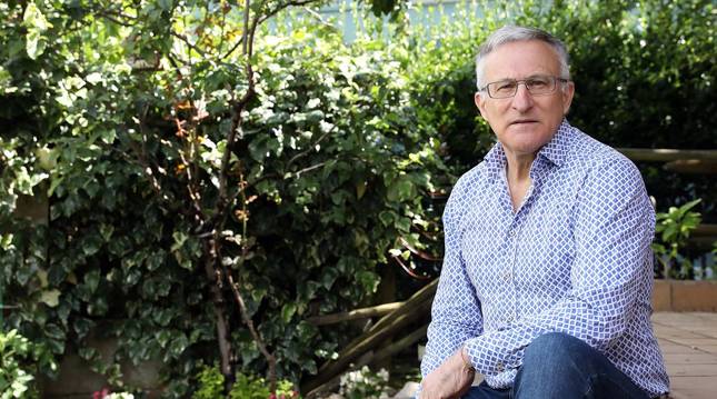 Foto de Tomás Belzunegui, hasta los pasados Sanfermines subdirector de urgencias y hospitalización, en el jardín de su casa. Ahora se dedica a tiempo completo a la docencia en la UPNA.