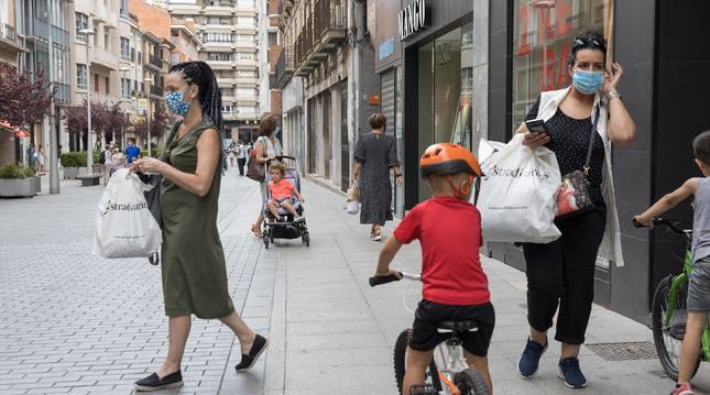 Foto de dos vecinas paseando con bolsas de compra en la céntrica calle Gaztambide-Carrera de Tudela.