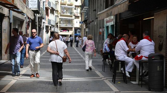 Foto de la calle Pozoblanco el día 6 de julio, con poca gente en esta zona del Casco Antiguo.