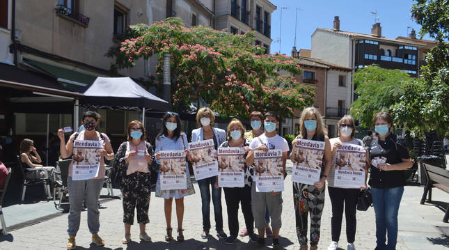 Comerciantes de Mendavia posan junto a la edil de Turismo para presentar la campaña.