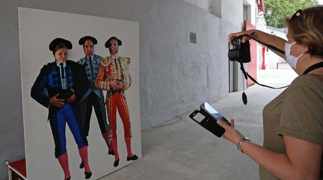 Foto de Verónica San Baltasar Cerrando fotografiando a su marido Jesús Mañez Rivera y a sus hijas Laura y Carmen Mañez San Salvador, junto al patio de caballos.