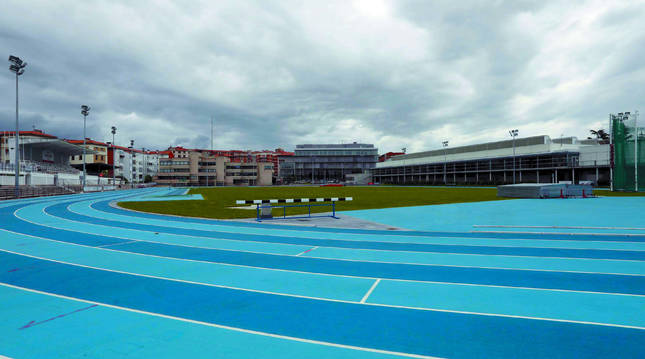 Foto del estadio de Larrabide. El volvió a acoger entrenamientos de atletas y esta tarde vivirá su primera competición tras el confinamiento.