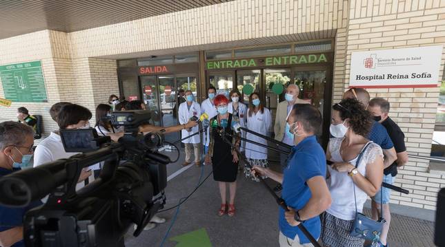 Foto de la consejera de Salud, Santos Induráin, atendió a los medios en la entrada del hospital Reina Sofía.