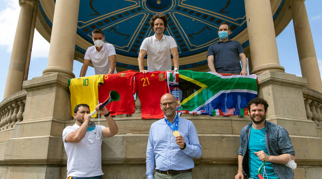 De izda a dcha, arriba: Álvaro Martínez, Luis Abárzuza y Logan Domínguez, abajo: Ismael Martín, Fernando Aranguren (con la medalla de Javi Martínez) y Asier San Martín posan en la Plaza del Castillo con vuvuzelas, banderas y camisetas de España y Sudáfrica, recuerdos de una experiencia futbolística imborrable.