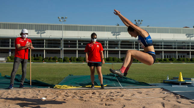 Yaiza Sanz Calvo (Atlético Ardoi) realiza la primera prueba, salto de longitud, ante la mirada de los jueces.