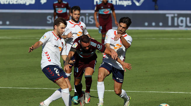 Nacho Vidal y Jon Moncayola tratan de cerrar el paso a Iago Aspas. Arnaiz observa la jugada desde cerca.