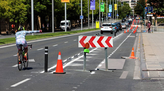 Un ciclista circula ayer por la avenida del Ejército, por la calzada y junto al nuevo carril bici todavía sin estrenar.