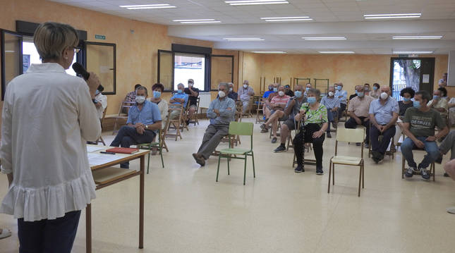 Consuelo Ochoa dirigiéndose a los asistentes a la asamblea celebrada el viernes en Lerín.