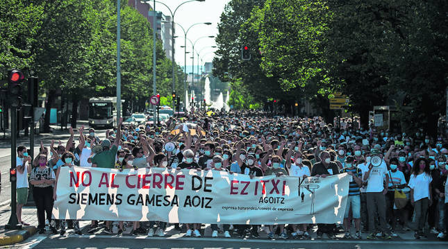 Cerca de 3.000 personas secundaron la manifestación por las calles de Pamplona exigiendo a Siemens Gamesa que no cierre la planta de Aoiz.