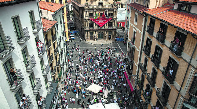 Aspecto que presentaba la plaza del ayuntamiento el pasado 6 de julio a la hora en que se debía de haber tirado el chupinazo.