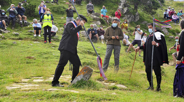 El alcalde de Arette, Pierre Casabonne, clava la lanza, ante el alcalde de Isaba, David Baines.