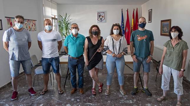 La nueva corporación con Cristina Remírez en el centro, este lunes en el Ayuntamiento de Bargota.