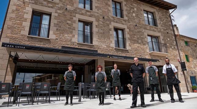 Foto de los hermanos Martín (de negro) y Marina (3ª por la izquierda) junto a trabajadores delante del hotel.