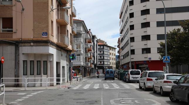 Foto de la calle San Francisco, una de las vías de Burlada donde hay bajeras de ocio.