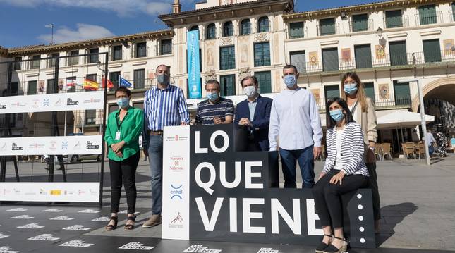 Foto de María Guerra Merino (AICE), Gorka García Izal (alcalde de Corella), José María Agramonte Aguirre (presidente de la Comunidad de Bardenas), Abel Casado Martínez y Eusebio Sáez García (Consorcio EDER), Merche Añón Montón (concejala de Cultura de Tudela), y Natalia Oliver Gimeno (Grupo Enhol), ayer en la plaza de los Fueros de Tudela.