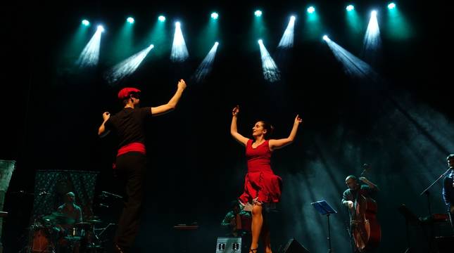 Dantzaris del grupo Lauarin dantzariak junto con Mielotxín Folk Taldea