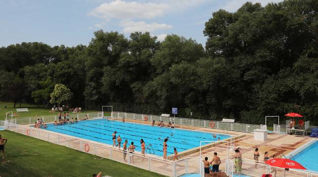 Imagen de las piscinas de Cáseda con los primeros usuarios de la temporada de este verano.