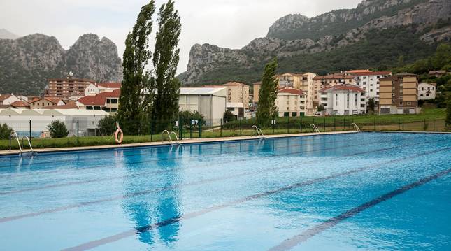 Foto de la piscina de mayores dimensiones de que está dotado el complejo recreativo de verano en Irurtzun.