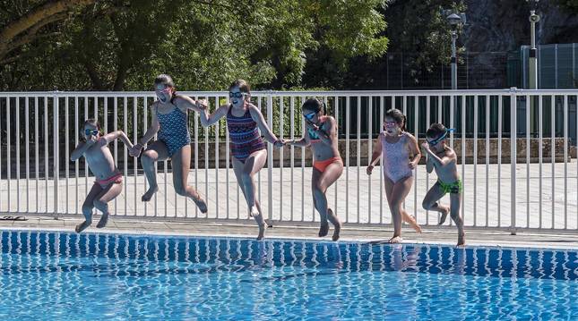 Varias niñas bañándose en las piscinas municipales del Agua Salada de Estella.