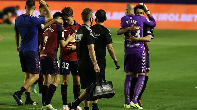 Los dos debutantes en Primera, Javi Martinez y Aimar Oroz, abrazados por Nacho Vidal y Rubén Martínez, respectivamente.