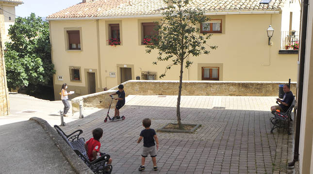 Un grupo de niños juega en la plaza del Ayuntamiento de Pueyo (Navarra).