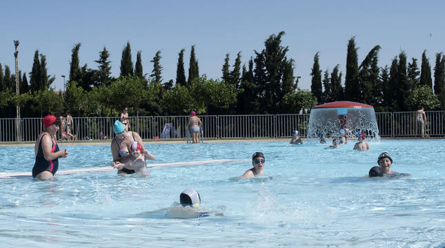 Foto de bañistas en las piscinas de Tafalla,