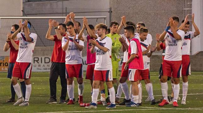 Los jugadores y el cuerpo técnico de la Mutilvera aplauden a los pocos espectadores de la grada del Merkatondoa tras pasar a la final del playoff de ascenso a Segunda B.