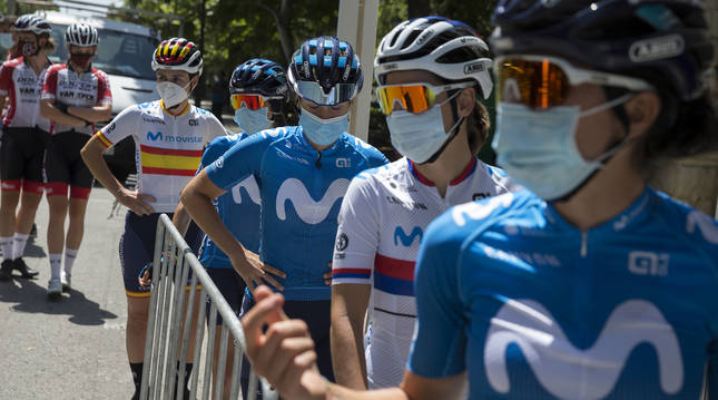 Las componentes del Movistar Team, perfectamente protegidas con mascarillas antes de participar en la Navarra Womens Elite Classic.
