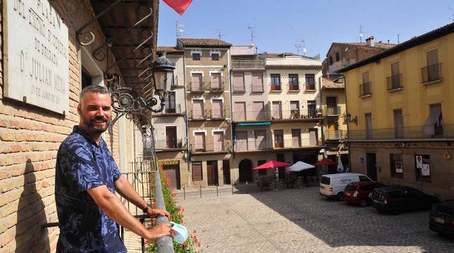 Foto de Oihan Mendo Goñi, en el balcón, ante una plaza que en un verano normal luciría de blanco y rojo.