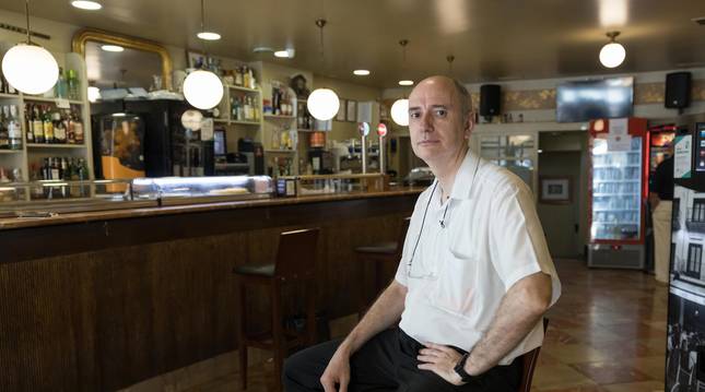 Foto de Carlos Domínguez Quijada, dueño del bar, que ha mantenido la esencia de los años 60.