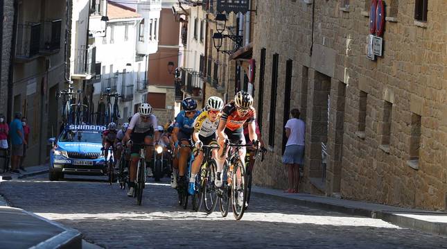 Disputa de la clásica Navarra Womens Elite Classic, a su paso por Artajona.