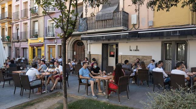 Foto de los numerosos clientes que tomaban este sábado por la tarde sus consumiciones en la terraza del bar La Calle de Tudela, en Herrerías.