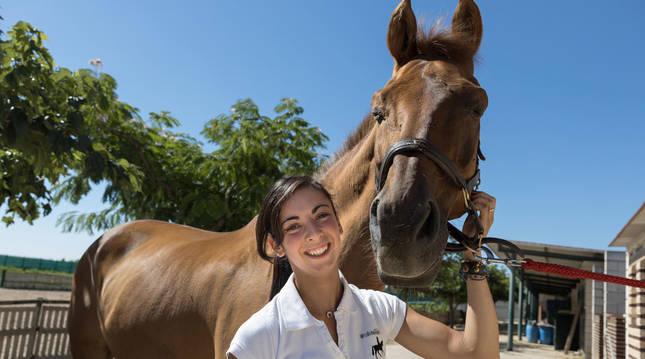 La jinete tudelana Edurne Miramón López posó ayer junto a su caballo 'Umati' en Cabanillas.