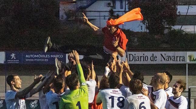 Foto de los jugadores de la Mutilvera mantearon a su entrenador Andoni Alonso tras haber logrado el ascenso a la Segunda B en Merkatondoa.