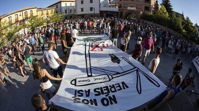 Más de un millar de personas, entre vecinos, trabajadores y familiares participaron en la protesta y pidieron “alternativas” y un futuro para la zona.
