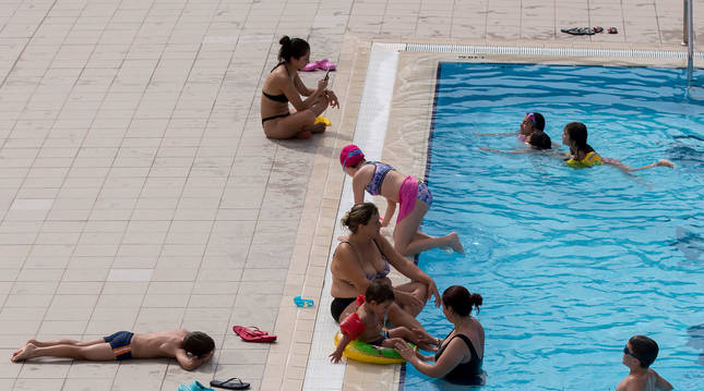 Las piscinas del Complejo Deportivo Aranzadi han creado como nueva norma mantener la distancia de seguridad en el agua y no está permitido salpicar.