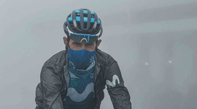 EN LOS PIRINEOS, Y CON NIEBLA. Imanol Erviti, con chubasquero y ropa larga en la concentración de Pirineos.