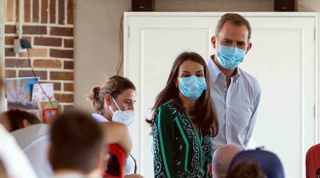Los reyes Letizia y Felipe recorrieron el jardín de Aspace, donde les esperaban sentados varios de los usuarios del centro.