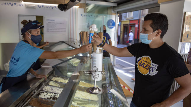 Fotos del consumo de helados durante la epidemia de coronavirus en Pamplona