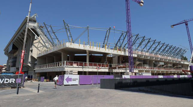 Las obras de El Sadar continúan avanzando a buen ritmo y ya han empezado a colocar las gradas en Norte.