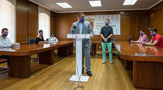 El vicepresidente Remírez y el alcalde Leoz tras la reunión con los representantes de todos los grupos. En la mesa, Jorge Crespo, Edurne Ruiz, Magdalena Hernández, Ibai Crespo y Gonzalo Fuentes.