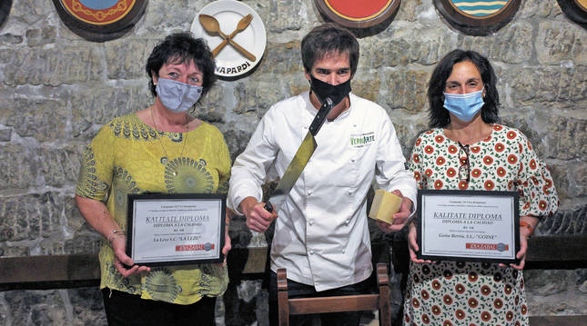 Las ganadoras del premio a la regularidad de la calidad del producto: Eli Gorrotxategui, en la categoría 'Pastor Elaborador', junto al chef Nacho Gomara y Mª Jesús Hidalgo, galardonada en la categoría de Quesería.