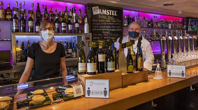 Bar Restaurante Florida. Los hermanos Laura y Jorge Ruiz Luzuriaga en la barra del establecimiento. Para este viernes tenían 200 reservas, finalmente servirán a 50.