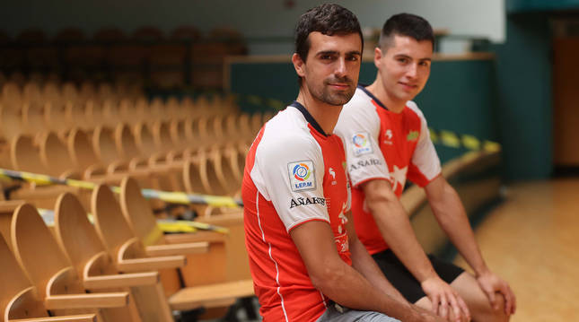 Los navarros Asier Agirre y Iosu Eskiroz posaban ayer sentados delante de la primera bancada de asientos del Labrit.