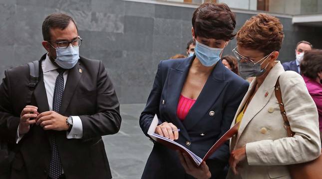 Foto de Elma Saiz y María Chivite, antes de un pleno del Parlamento de Navarra del pasado 4 de junio. A su lado, Javier Remírez.