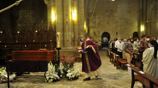 Foto del funeral por Isaac Totorica, abad del Monasterio de la Oliva (Navarra).