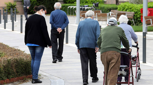 Un grupo de residentes de la Casa de Misericordia de Pamplona camina por la zona de la entrada.