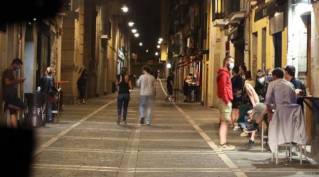 Ambiente en la calle San Agustín, después de la medianoche. La obligación de cerrar a las dos de la madrugada ha afectado a la actividad hostelera.