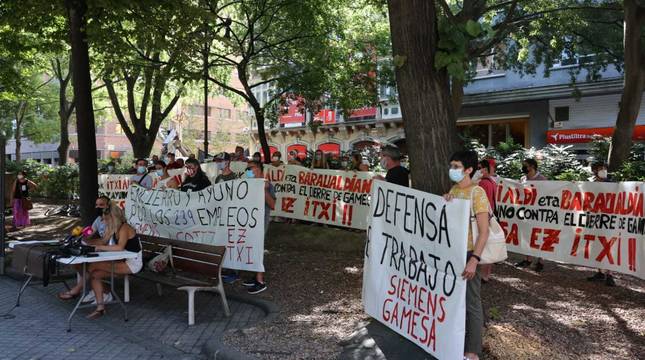 Rueda de prensa de trabajadores de Siemens Gamesa este jueves en el Paseo de Sarasate.