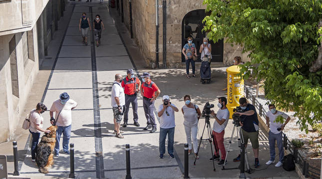 La calleja de Los Gaiteros, vacía antes de las 12 salvo por la presencia de policías y periodistas.